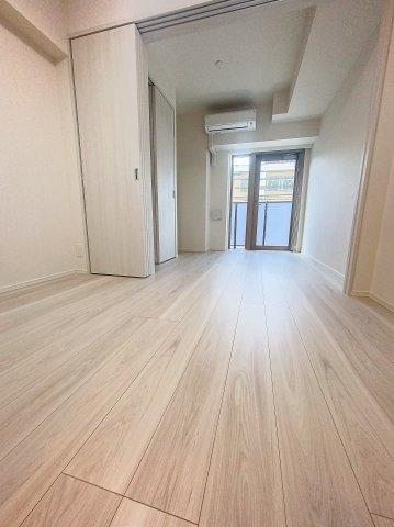 居室・リビング　落ち着いた色合いの床材を使用した居住空間です。