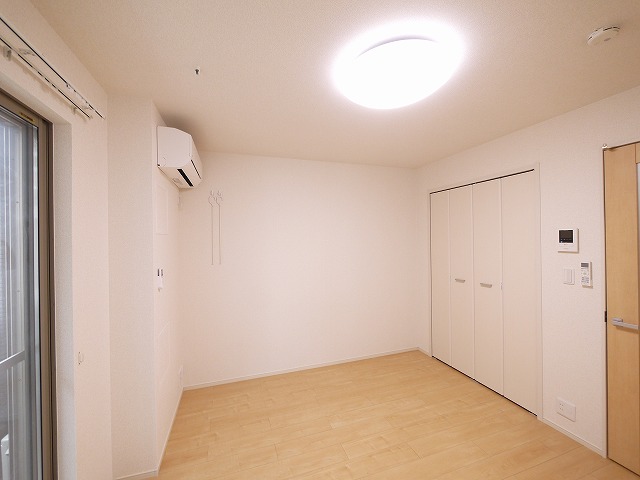 その他部屋・スペース　開放的な寝室です