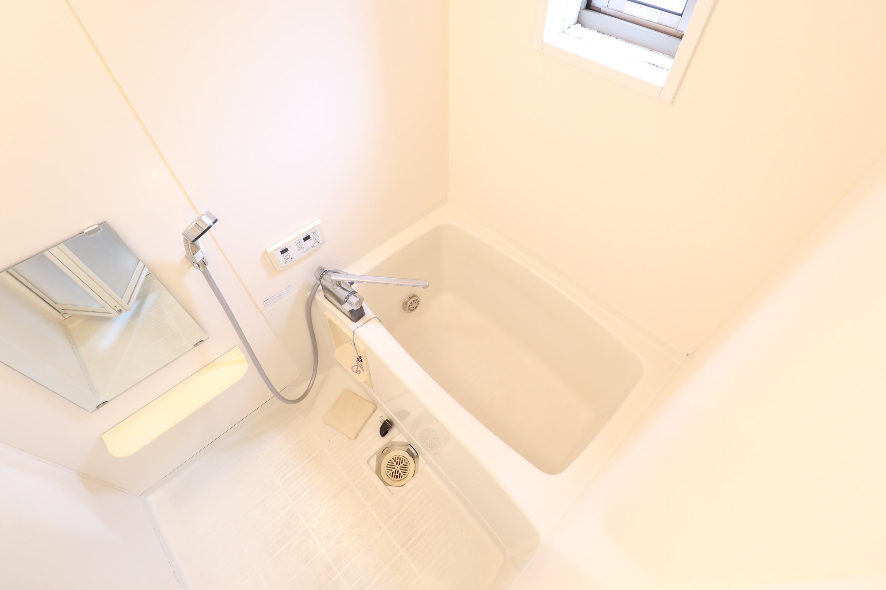 バス・シャワールーム　鏡付きのバスルーム♪