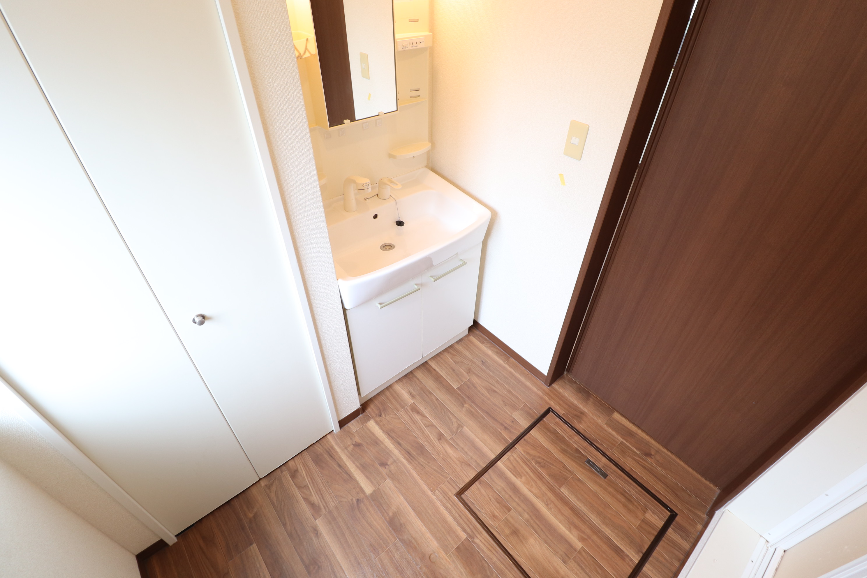洗面設備　脱衣所にも収納スペースがあります♪