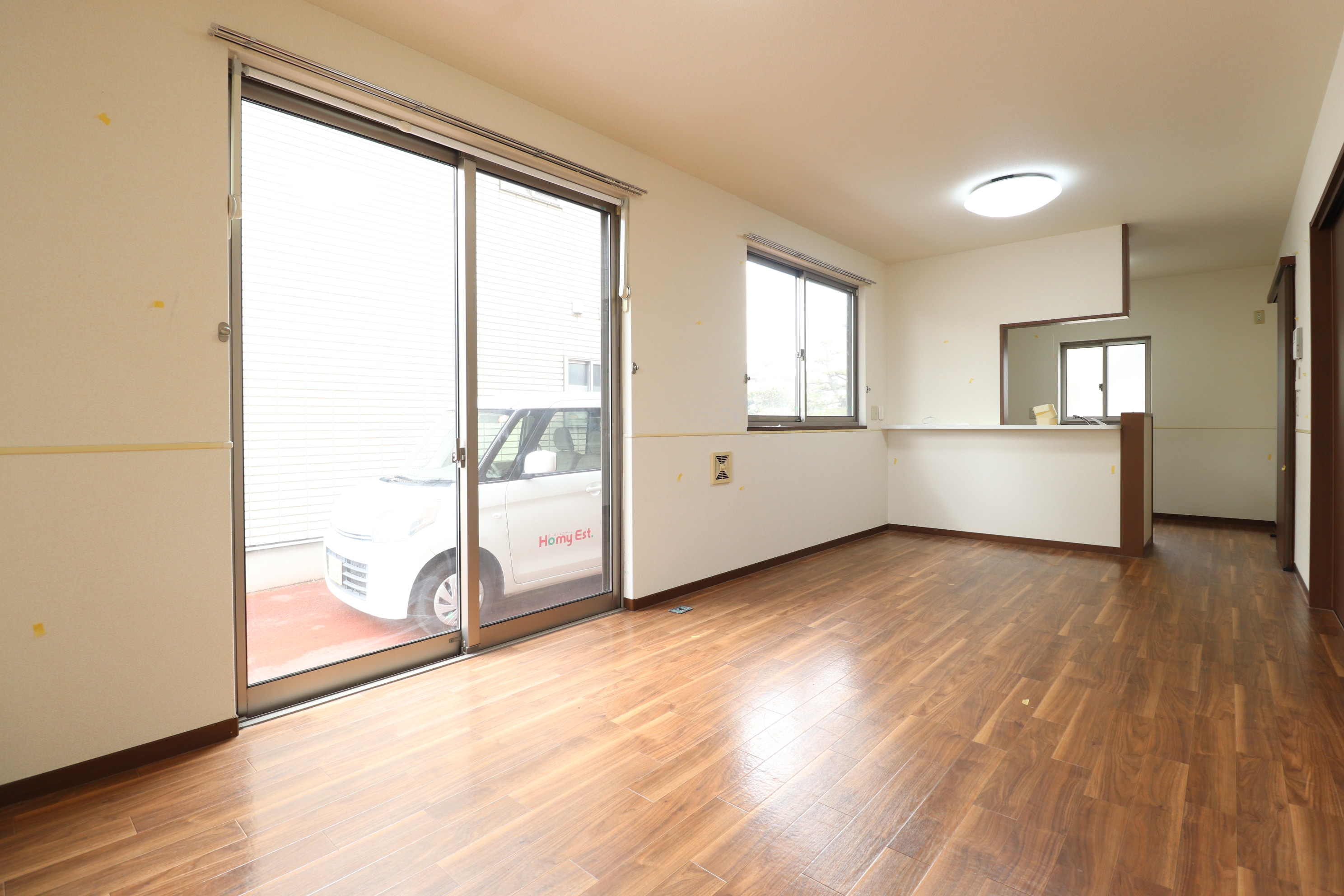 居室・リビング　13.5帖の広々と快適に過ごしていただけるリビングです♪