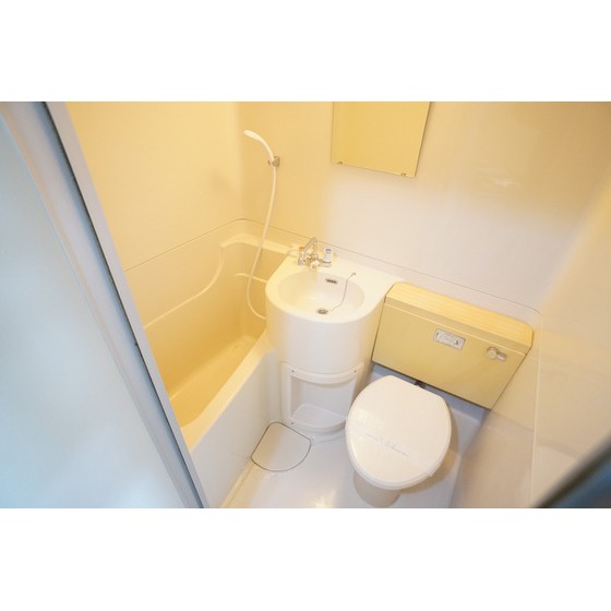 バス・シャワールーム　清潔感のあるユニットバス