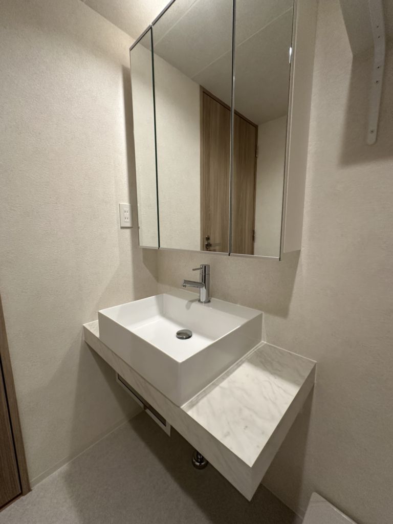 洗面設備　ゆったりとスペースのある洗面所