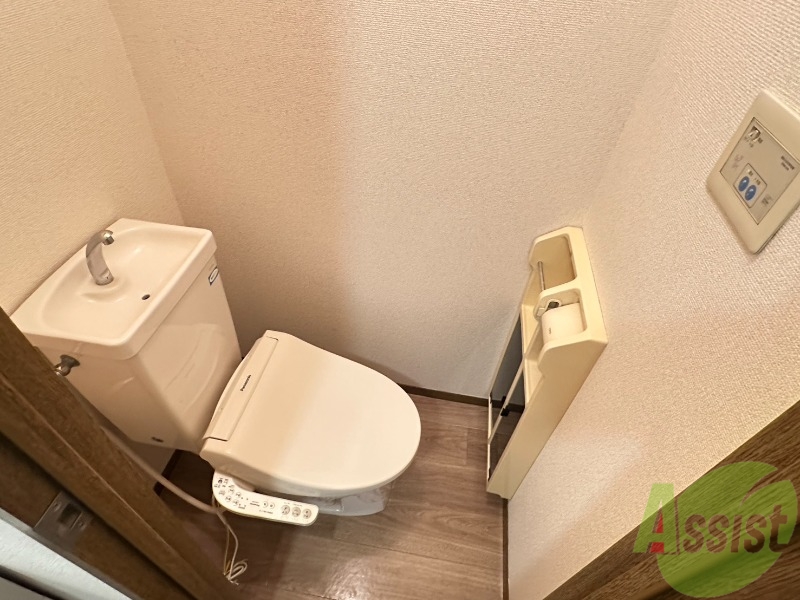 トイレ　温水洗浄便座の着いたトイレです。清潔感があります。