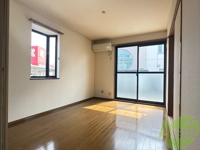 居室・リビング　６帖の洋室です。出窓もあって明るいですね。