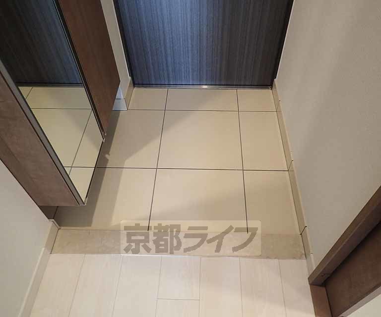 玄関　全身が映る鏡が付いています。