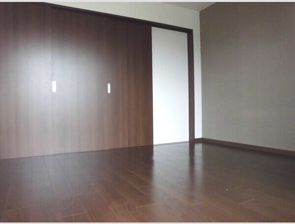 居室・リビング　同物件別室