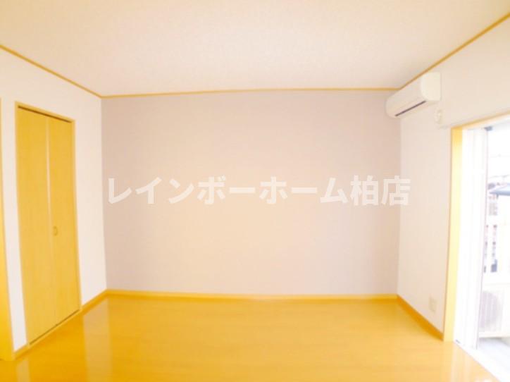 居室・リビング　こちらの居間で趣味の時間をお楽しみください