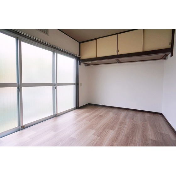 居室・リビング　窓が大きく開放的