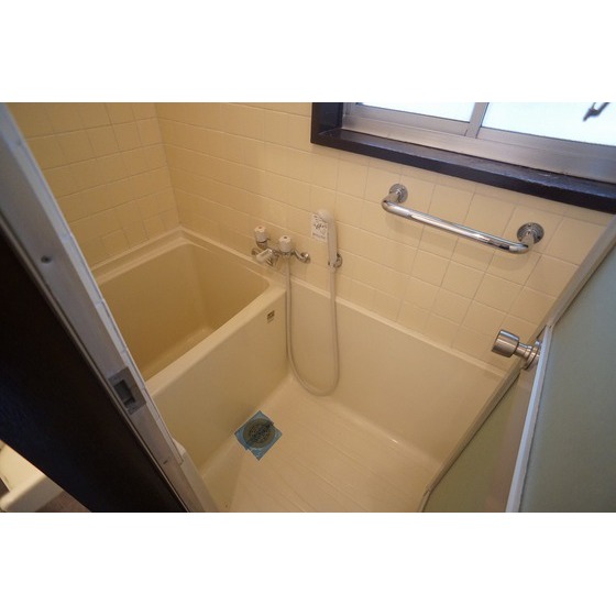 バス・シャワールーム　窓のある浴室