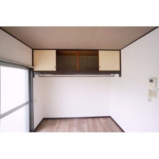 居室・リビング　上部収納あり