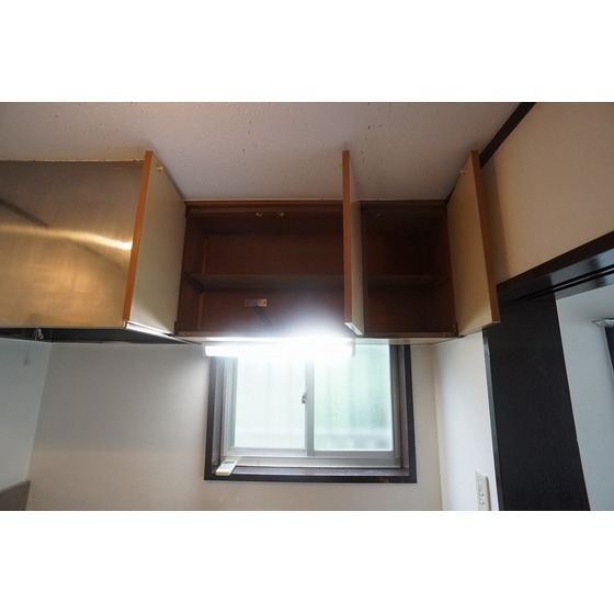 キッチン　上部に吊戸棚あり