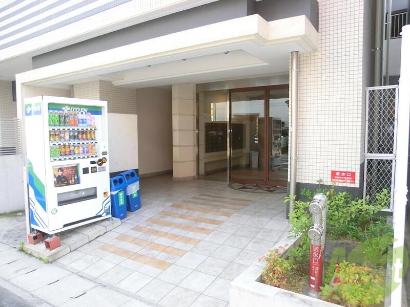 エントランス　エントランスはこんな感じです。自動販売機は便利ですね！