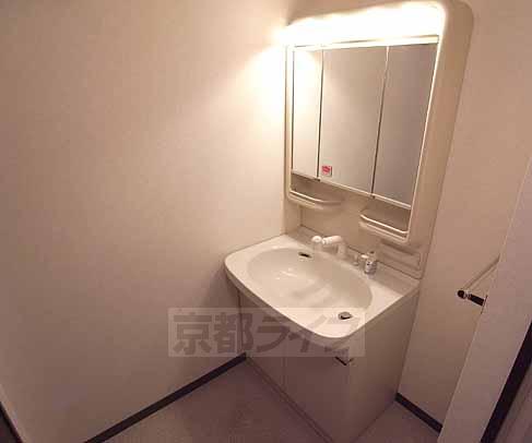 洗面設備　シャンプードレッサ付の独立洗面台です。