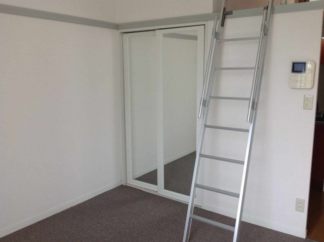 居室・リビング　部屋によって居室の床材が異なります。