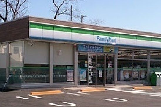 コンビニ　ファミリーマート（コンビニ）まで300m
