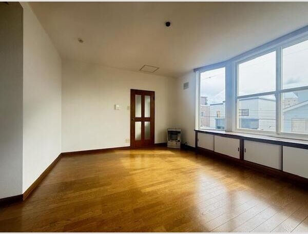 居室・リビング　明るいリビングで気持ちも明るくなりますね♪