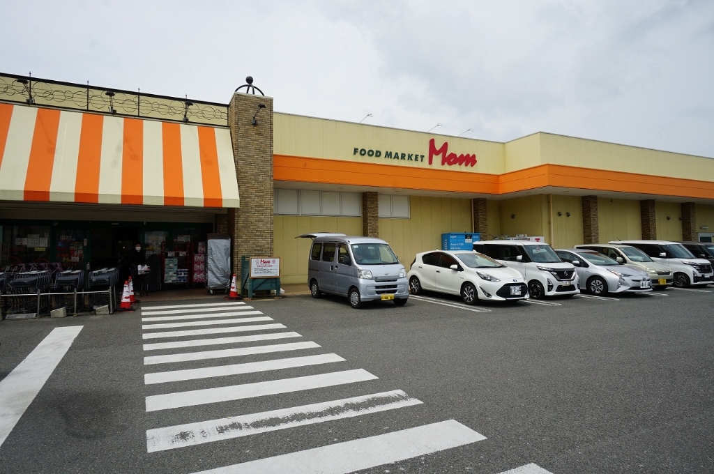 スーパー　FOOD MARKET Mom（スーパー）まで398m