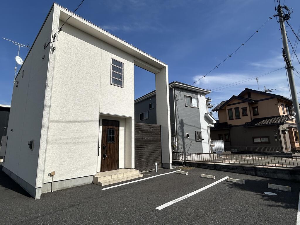 建物外観　駐車場3台の戸建て賃貸です！
