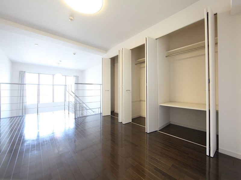 その他部屋・スペース　上階洋室10.8帖　クローゼット付（収納充実してます）