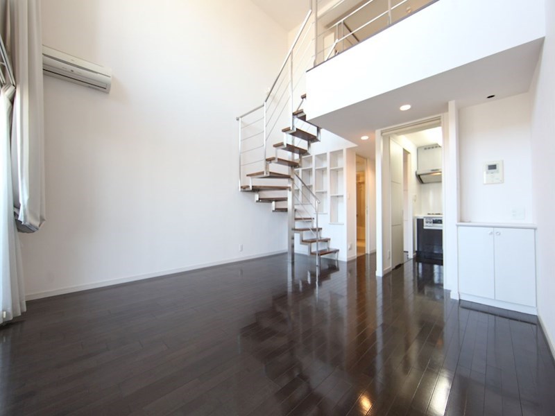 居室・リビング　下階ＬＤＫ11.9帖　上階洋室10.8帖　メゾネットタイプ