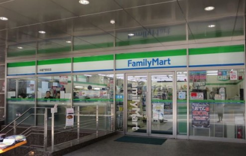 コンビニ　ファミリーマート 半蔵門駅南店（コンビニ）まで526m