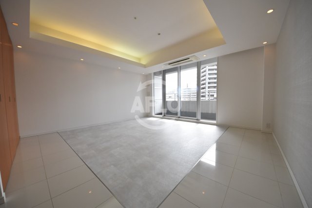 居室・リビング　ザ・タワー大阪レジデンス　開放的な室内