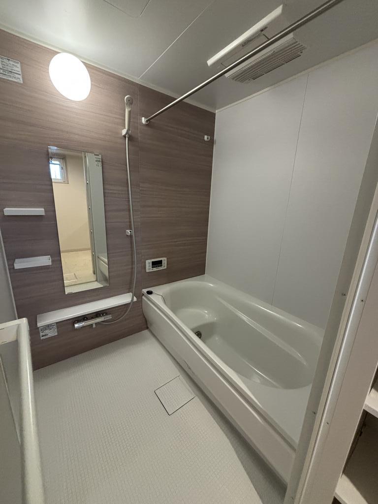 バス・シャワールーム　※掲載写真は同タイプの別居室のものです。