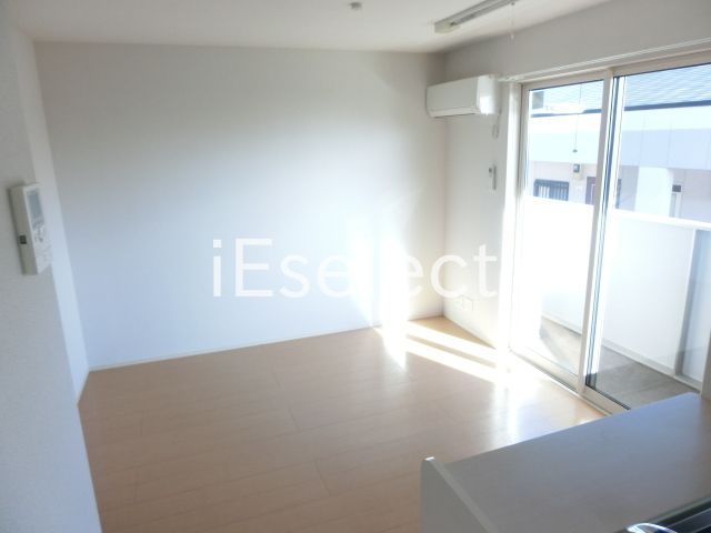 居室・リビング　窓も大きく明るいリビングです