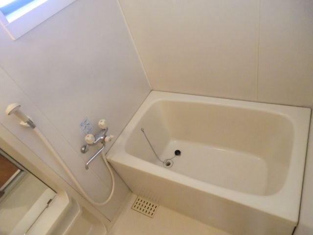 バス・シャワールーム　窓付きで換気良好