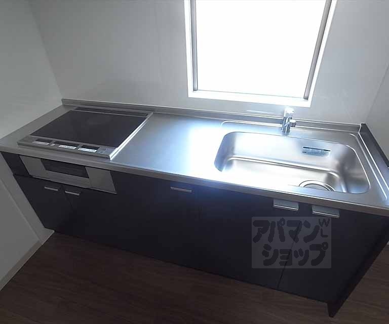 キッチン　３口のシステムキッチンを装備