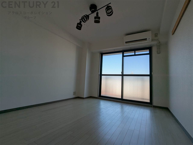 居室・リビング　南向きエアコン付きの6帖の洋室です♪