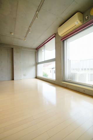 居室・リビング　清潔感のあるフローリングのお部屋です