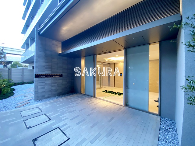 エントランス　重厚感のある建物デザイン♪