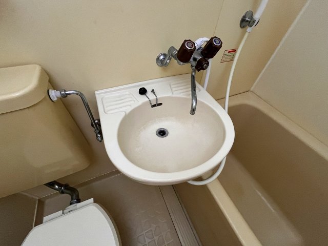洗面設備　明るい洗面所です
