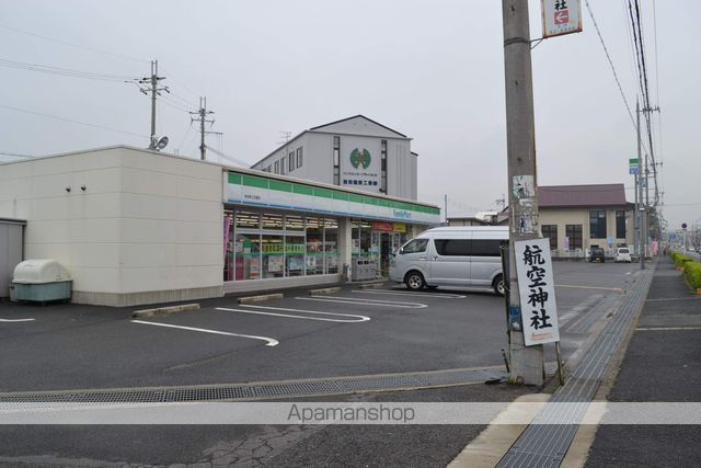 コンビニ　ファミリーマート（コンビニ）まで321m