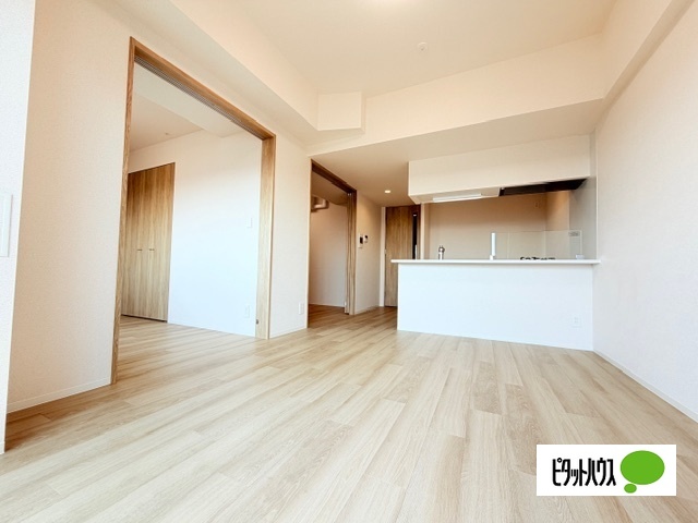 居室・リビング　同タイプの別部屋の写真となります
