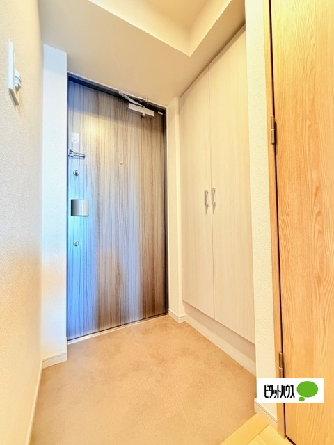 玄関　同タイプの別部屋の写真となります