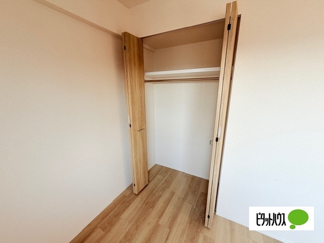 収納　同タイプの別部屋の写真となります