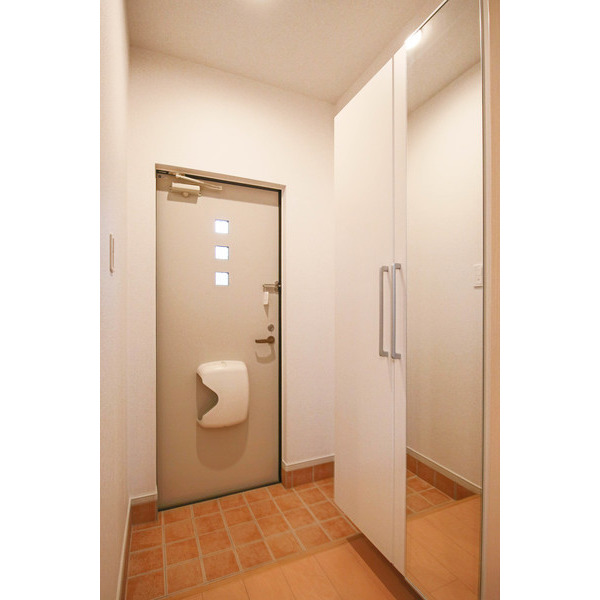 玄関　同じ建物の別の部屋