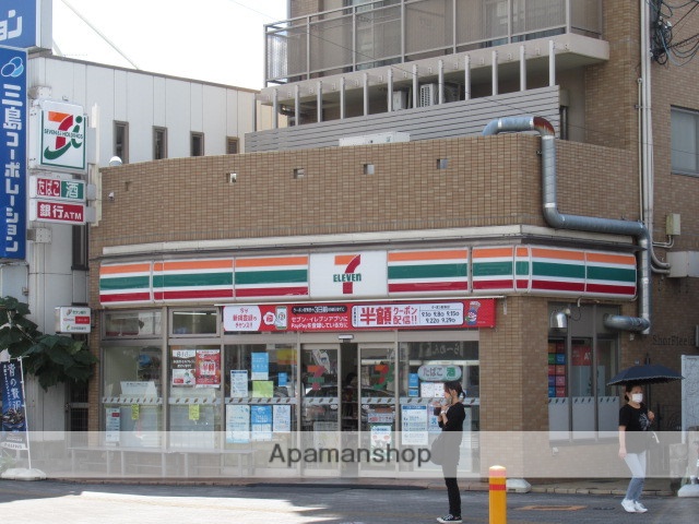 コンビニ　セブンイレブン（コンビニ）まで556m