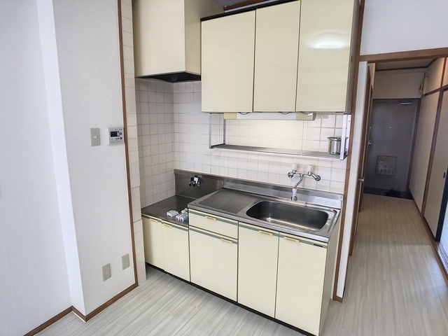 キッチン　掲載写真は同型モデルを掲載しており実際のお部屋と仕様等が異な