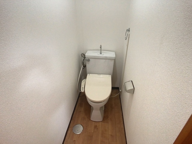 トイレ　掲載写真は同型モデルを掲載しており実際のお部屋と仕様等が異な