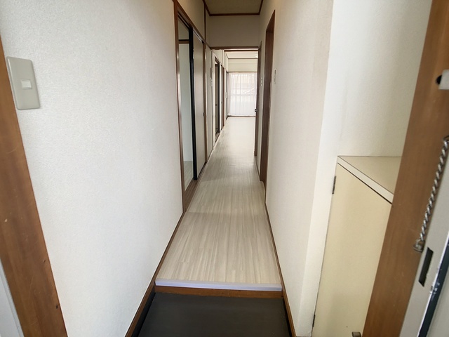 玄関　掲載写真は同型モデルを掲載しており実際のお部屋と仕様等が異な