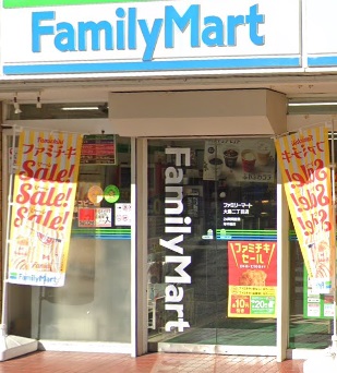 コンビニ　ファミリーマート（コンビニ）まで180m