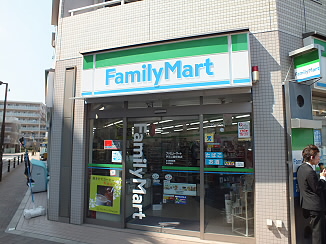 コンビニ　ファミリーマート（コンビニ）まで70m