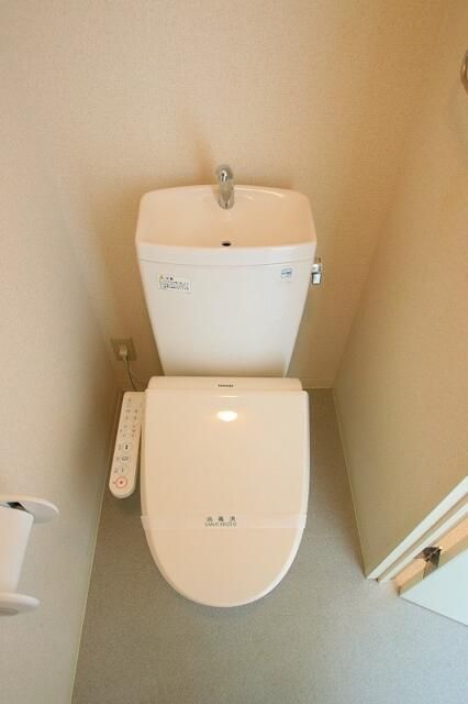 トイレ　落ち着いた色調のトイレです