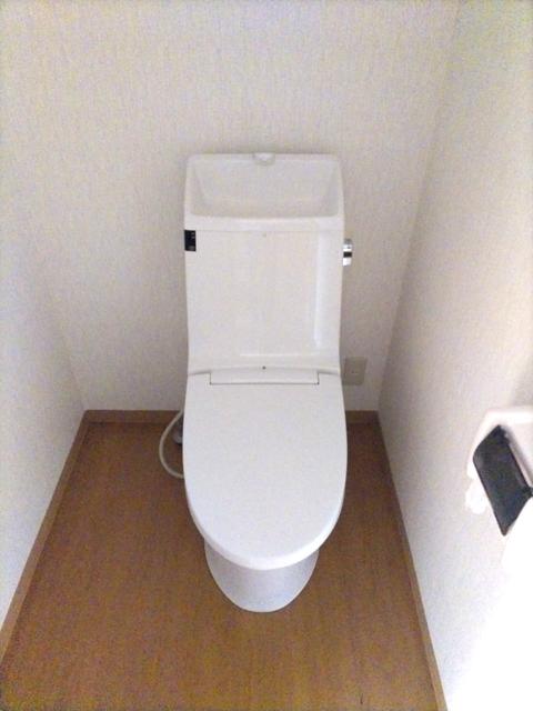 トイレ　★温水洗浄便座付★※クリーニング前の写真です。