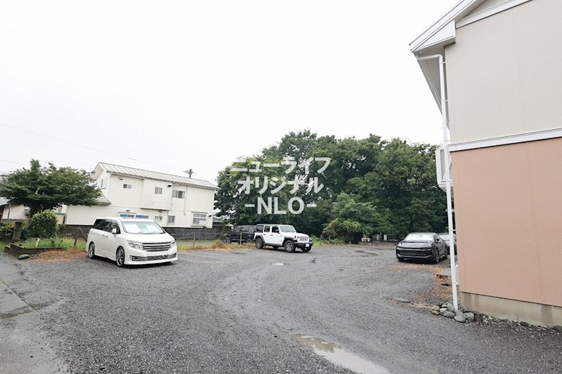 駐車場　各世帯に駐車場1台付（無料）