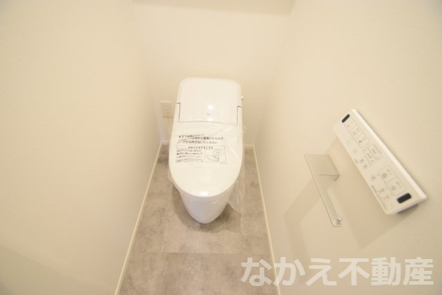 トイレ　落ち着いた色調のトイレです